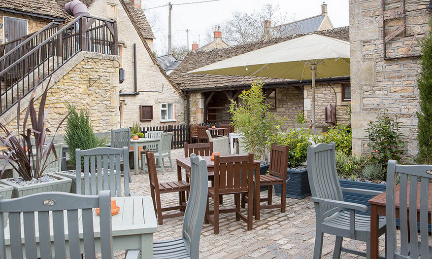 WHITE HART, OUTSIDE DRINKS, outside area, hotel, white hart chippenham