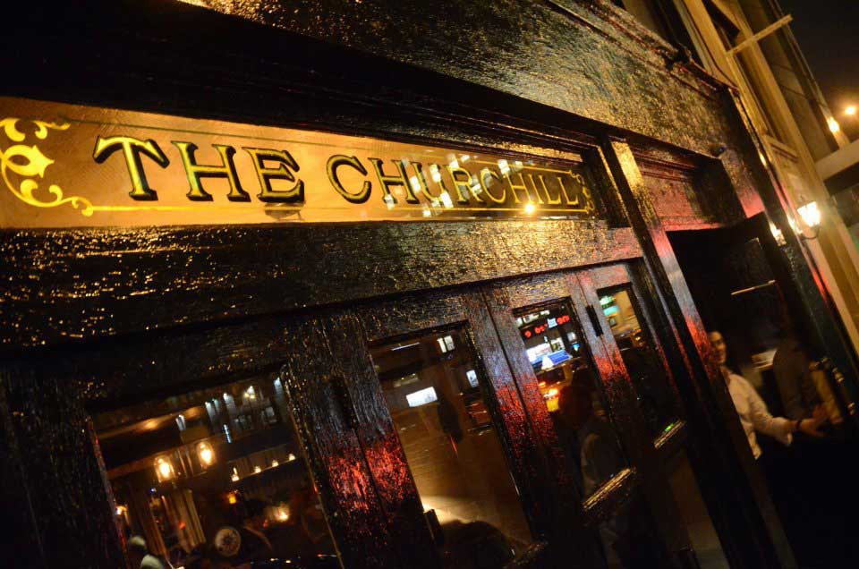 Free Things To Do in New York This Week, things to do in new york, things to do in nyc, free things nyc, People sharing stories at the Churchill Tavern in New York City, cozy pub setting with audience listening