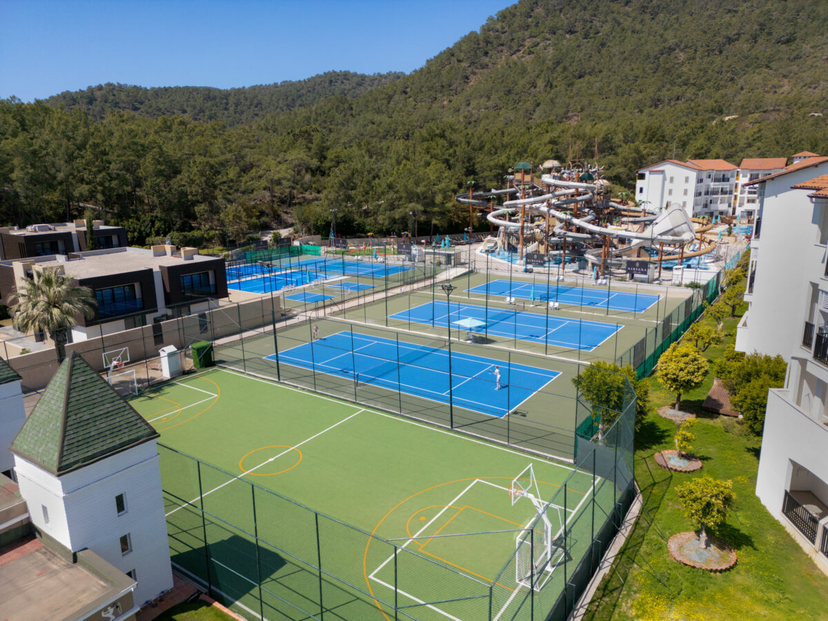 Sports facilities (tennis, padel, football, waterpark)